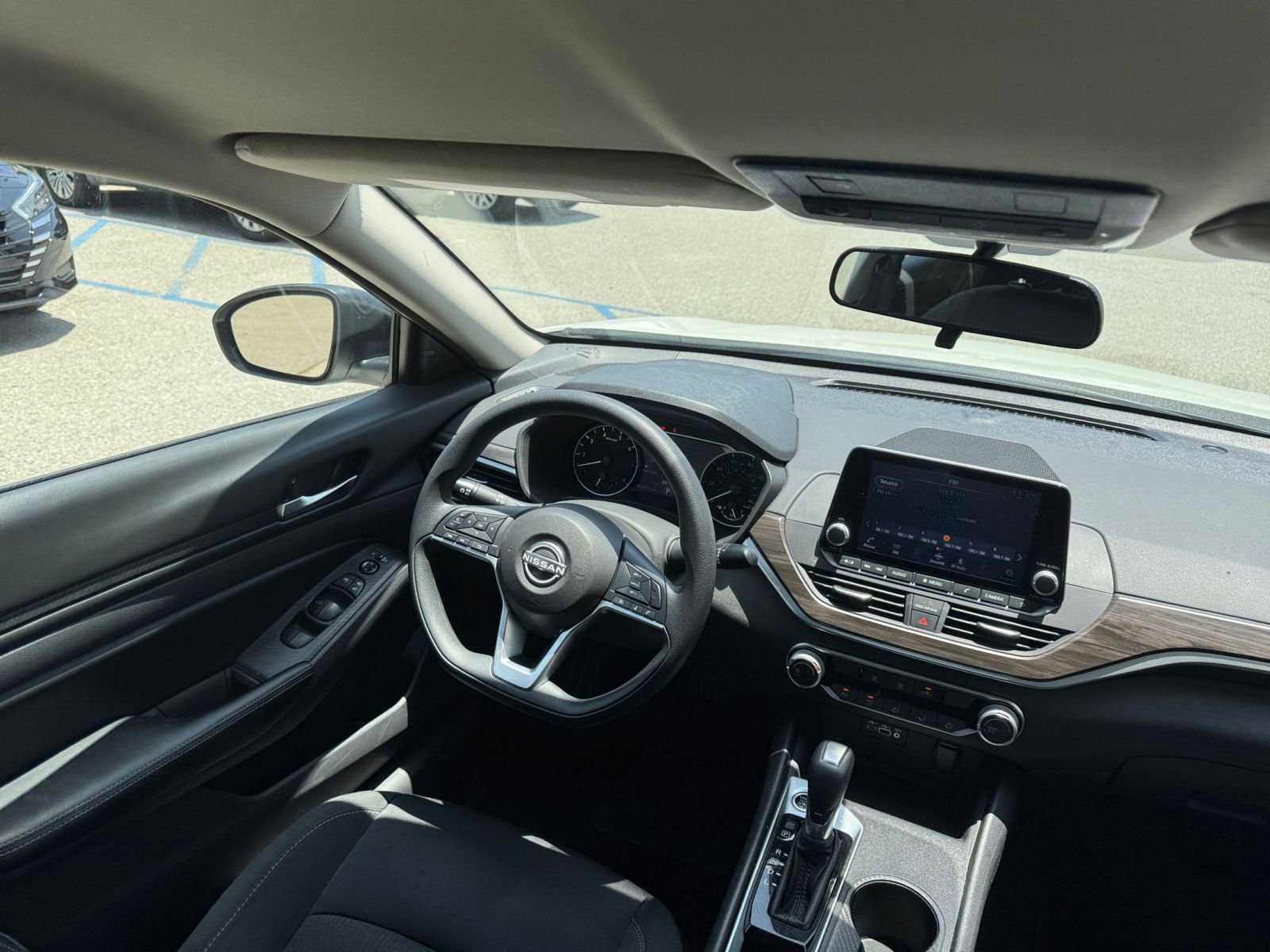 Used 2025 Nissan Altima 2.5 SV FWD image 35