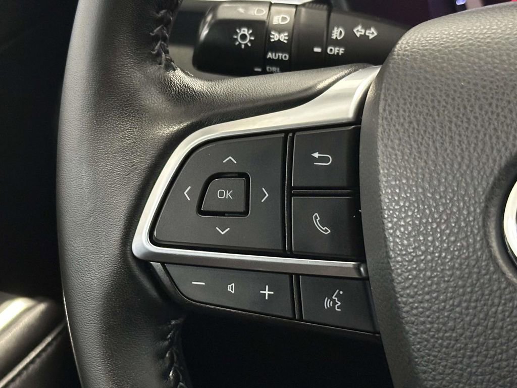 Used 2020 Toyota Highlander LE image 28