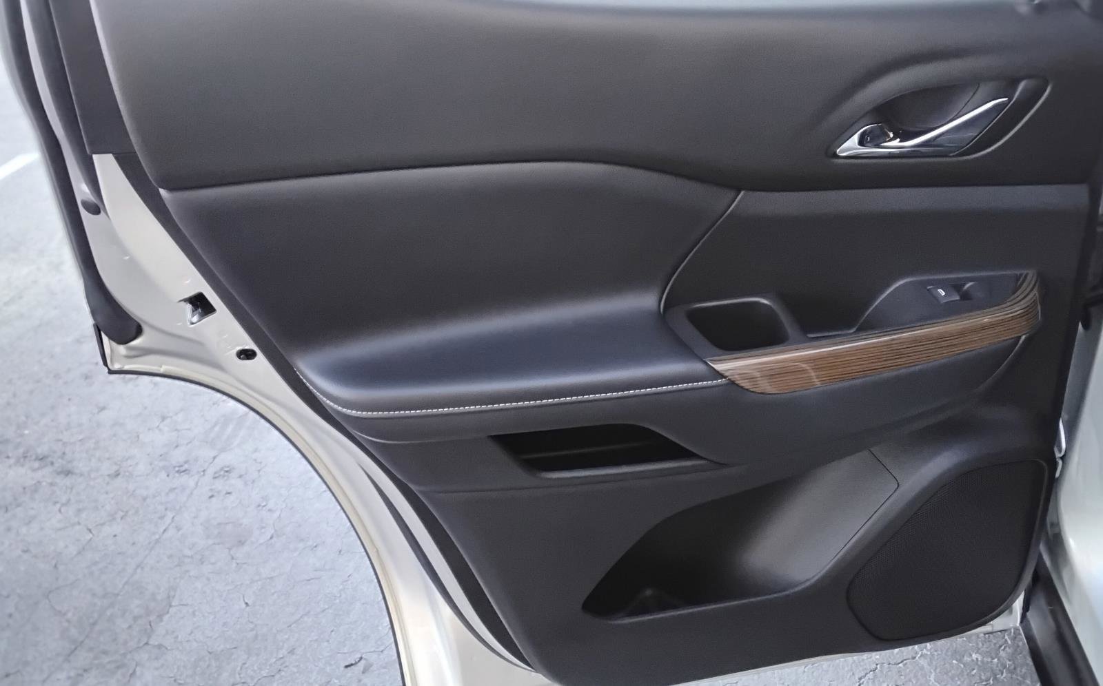 Used 2020 GMC Acadia SLE w/ Driver Convenience Package image 18