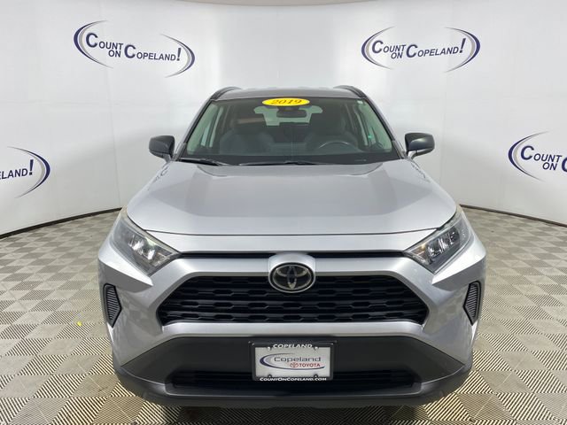 Used 2019 Toyota RAV4 LE AWD/4WD image 2