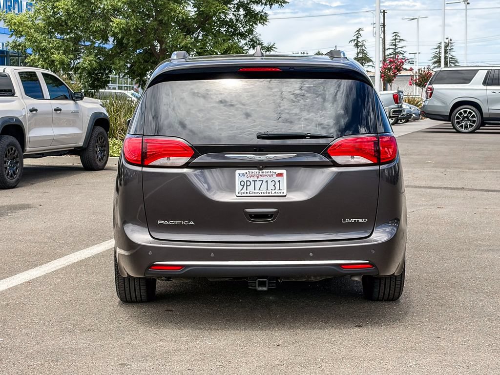 Used 2017 Chrysler Pacifica Limited w/ UConnect Theater Package FWD image 3
