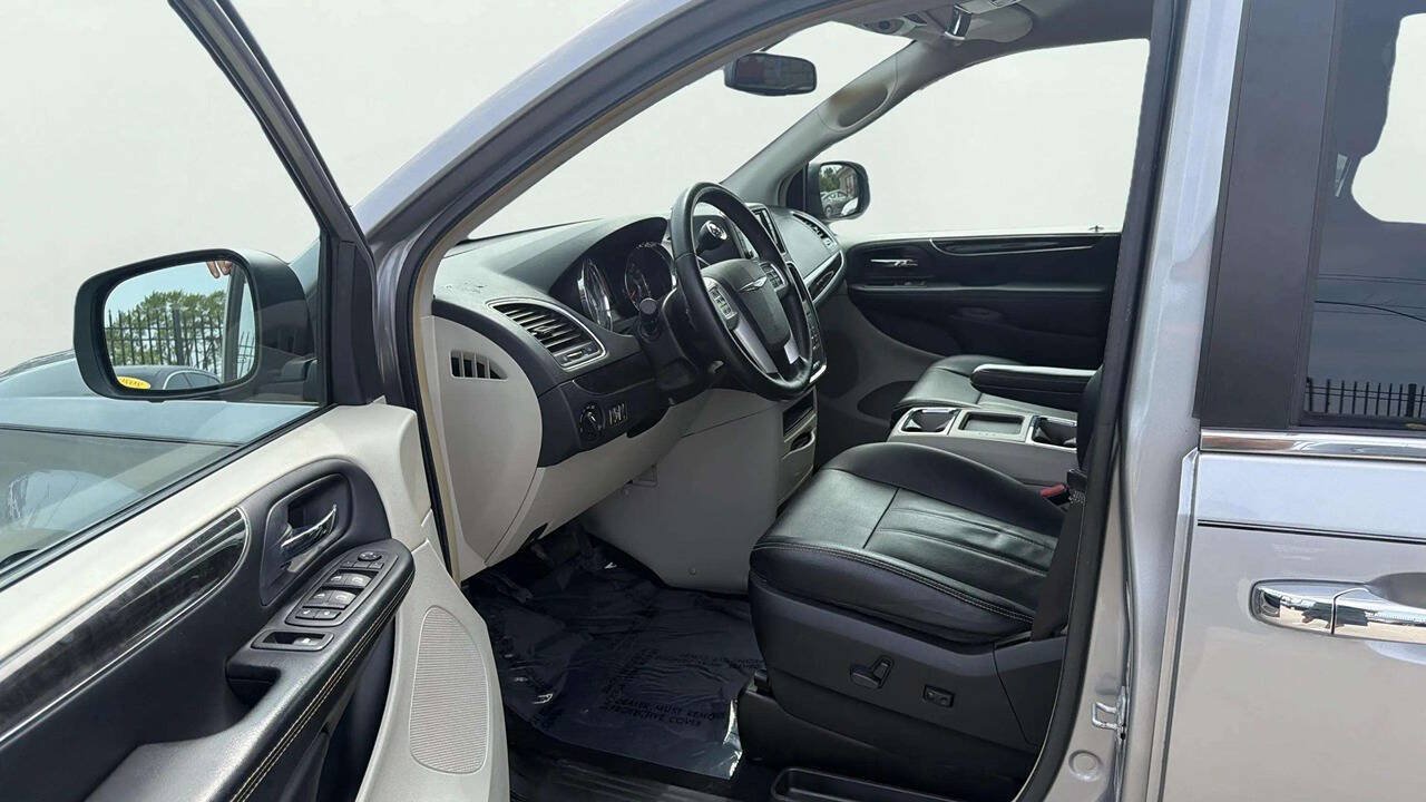 Used 2016 Chrysler Town & Country Touring w/ Driver Convenience Group FWD image 12