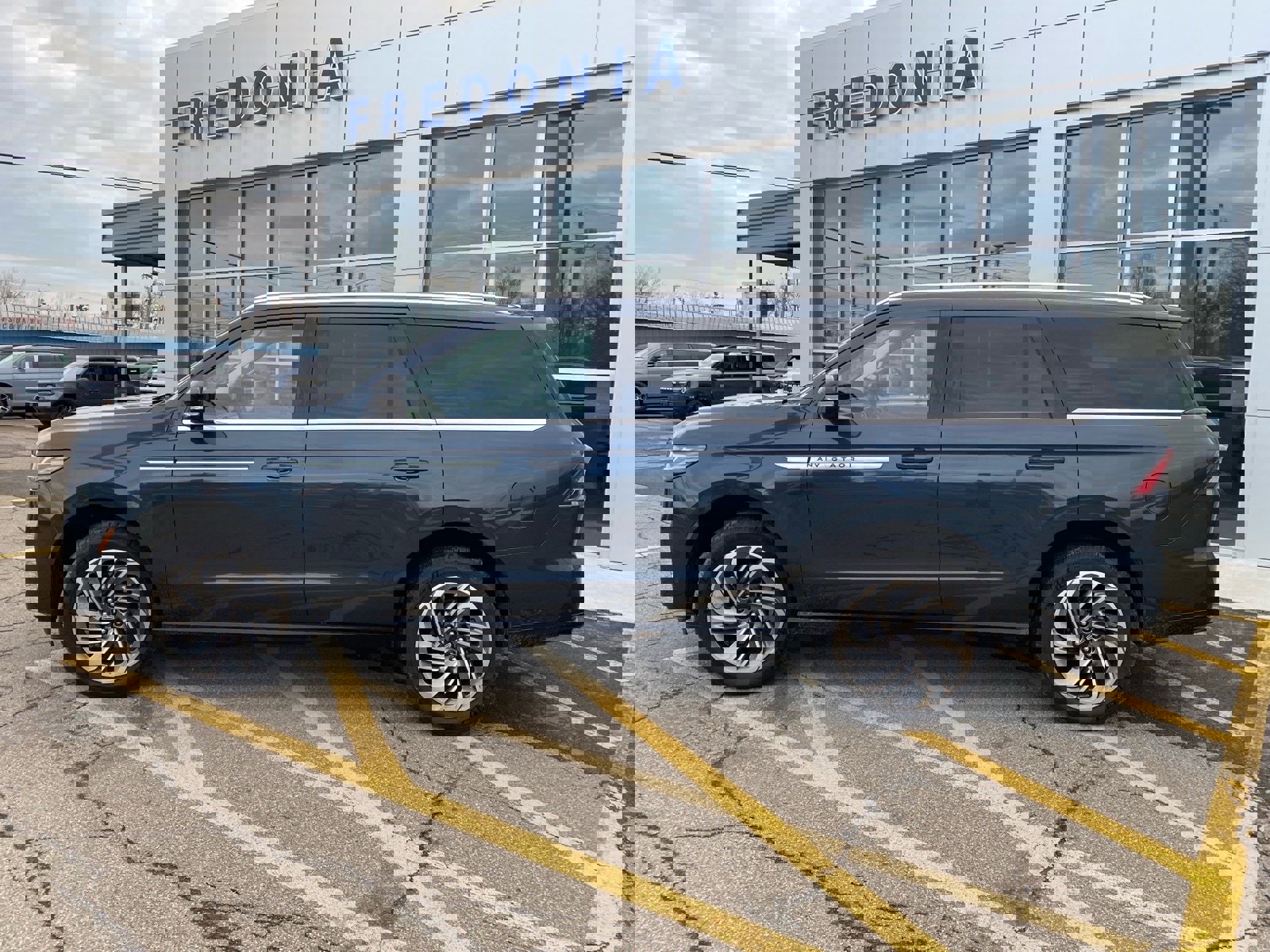 Used 2025 Lincoln Navigator Reserve AWD/4WD image 2