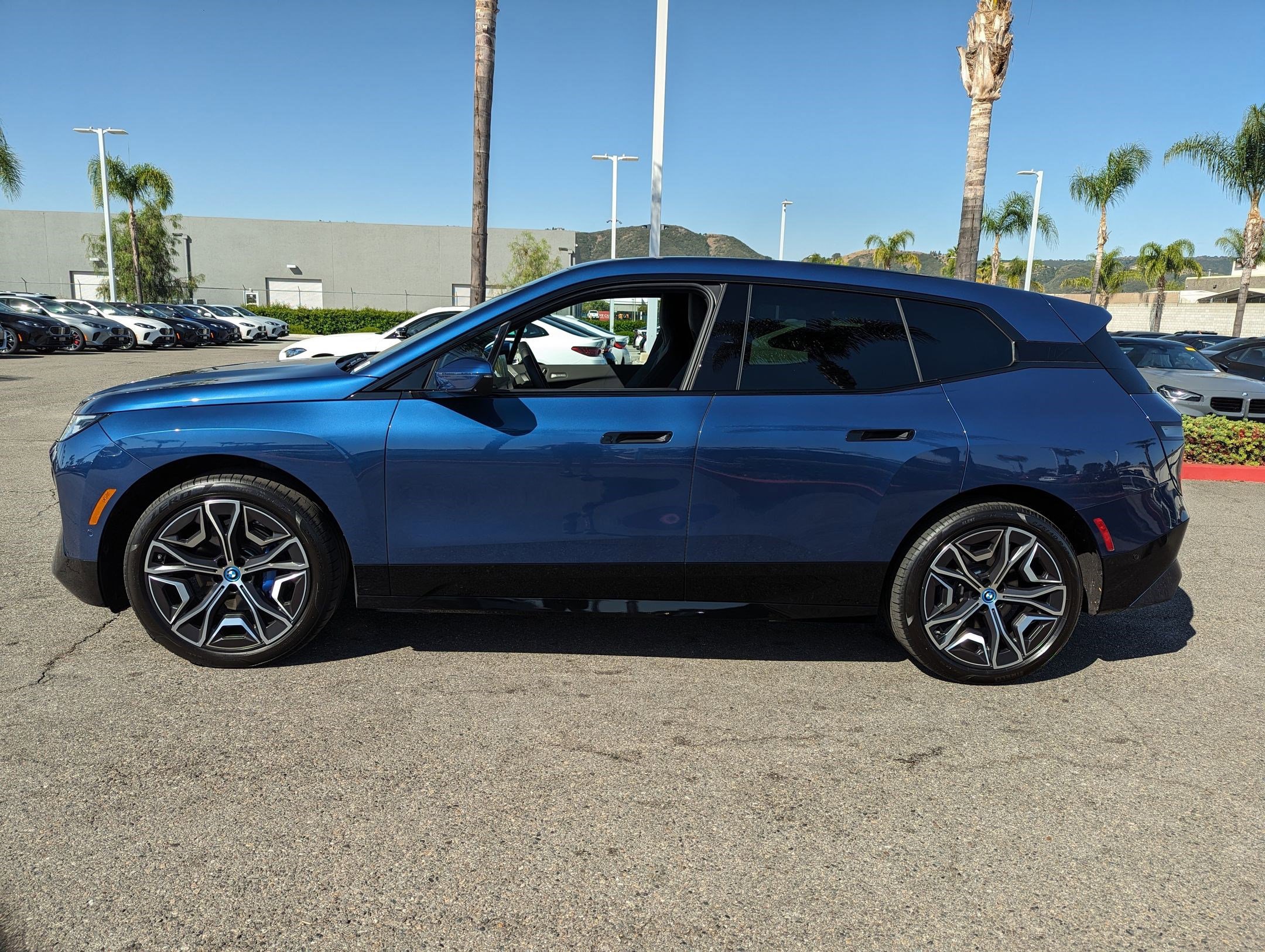 Used 2025 BMW iX xDrive50 w/ Premium Package image 7