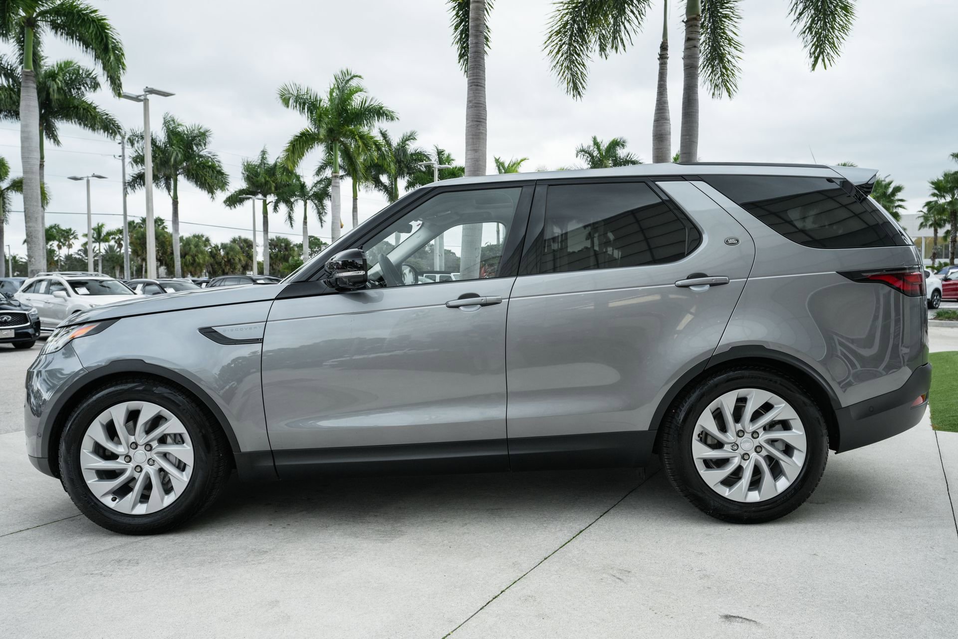 Used 2024 Land Rover Discovery S image 22