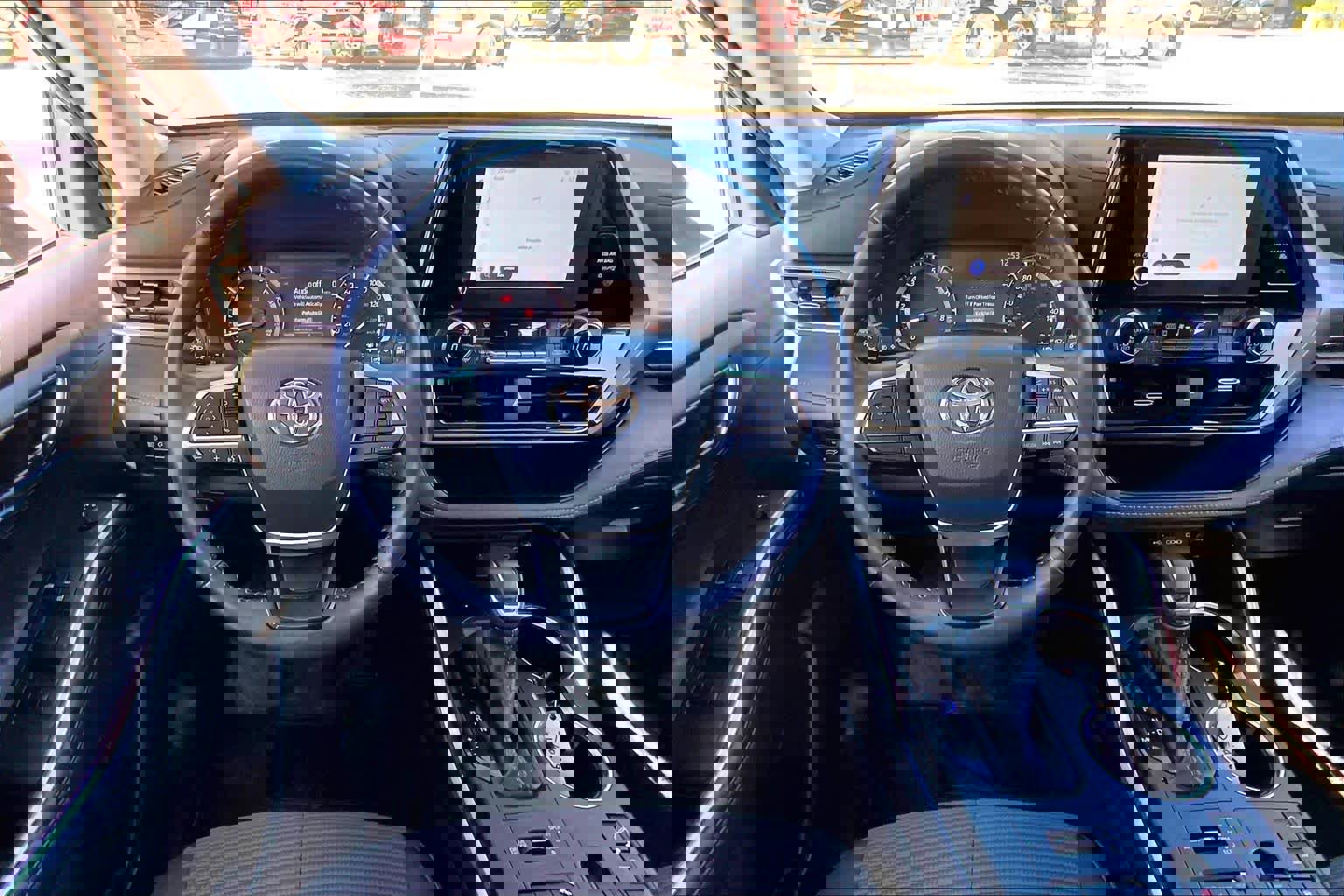 Used 2024 Toyota Highlander LE image 6