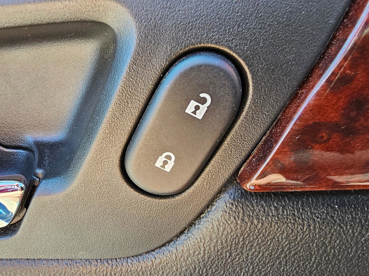 Used 2010 Chevrolet Impala LT w/ Luxury Edition Package FWD image 27