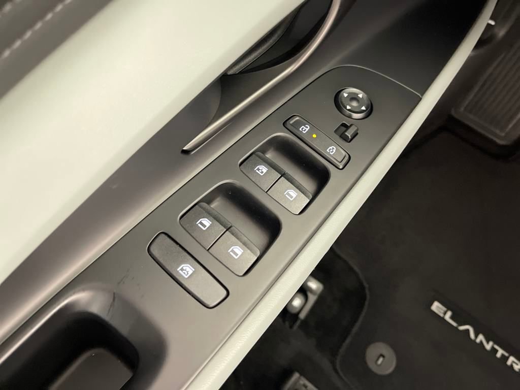 New 2025 Hyundai Elantra Limited image 18