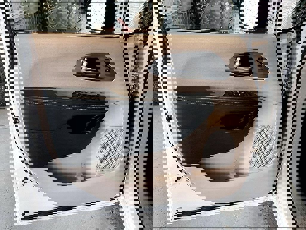 Used 2023 Chrysler Pacifica Touring-L image 9