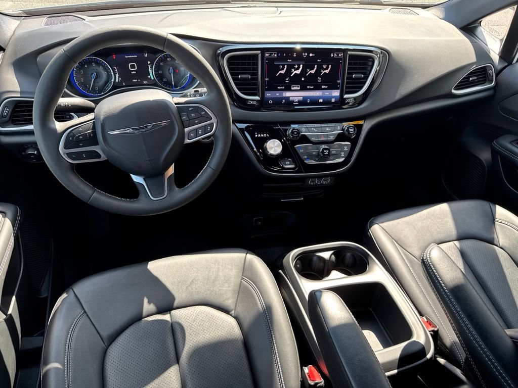 Used 2025 Chrysler Pacifica Select FWD image 16