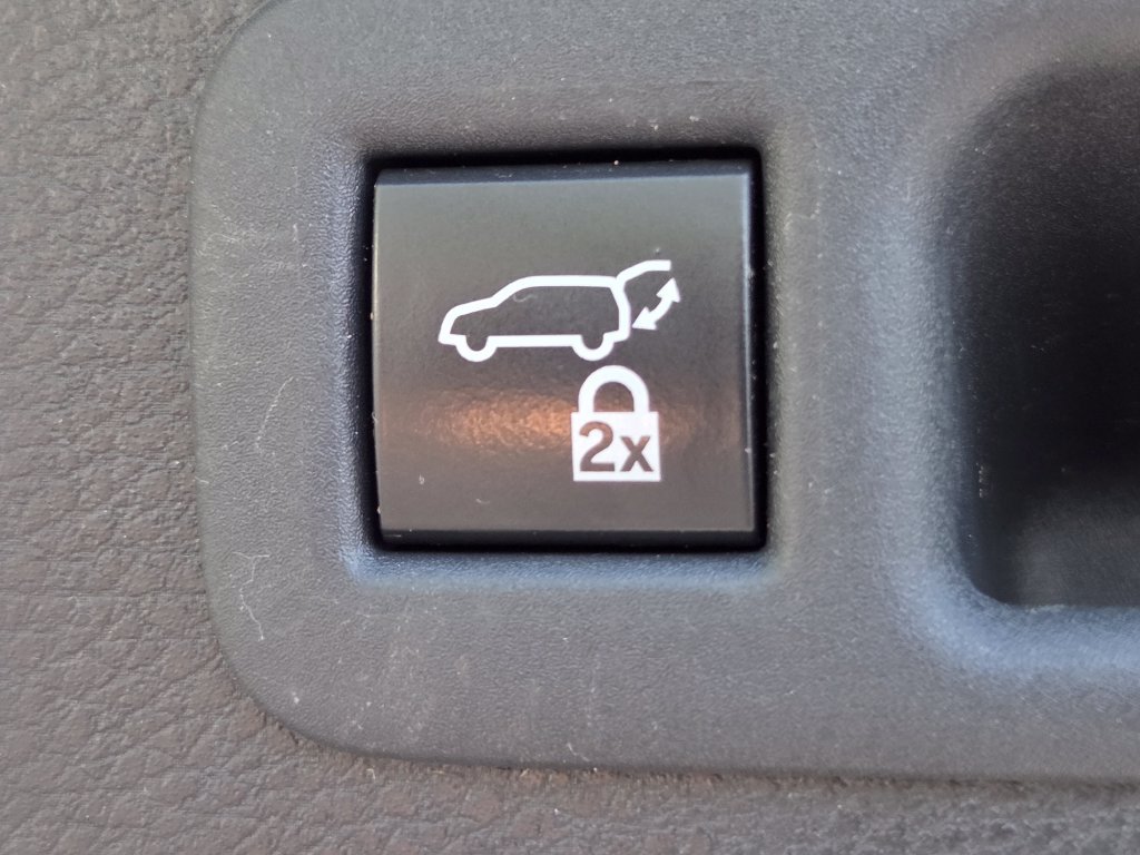 Used 2023 Toyota Sienna XLE FWD image 25