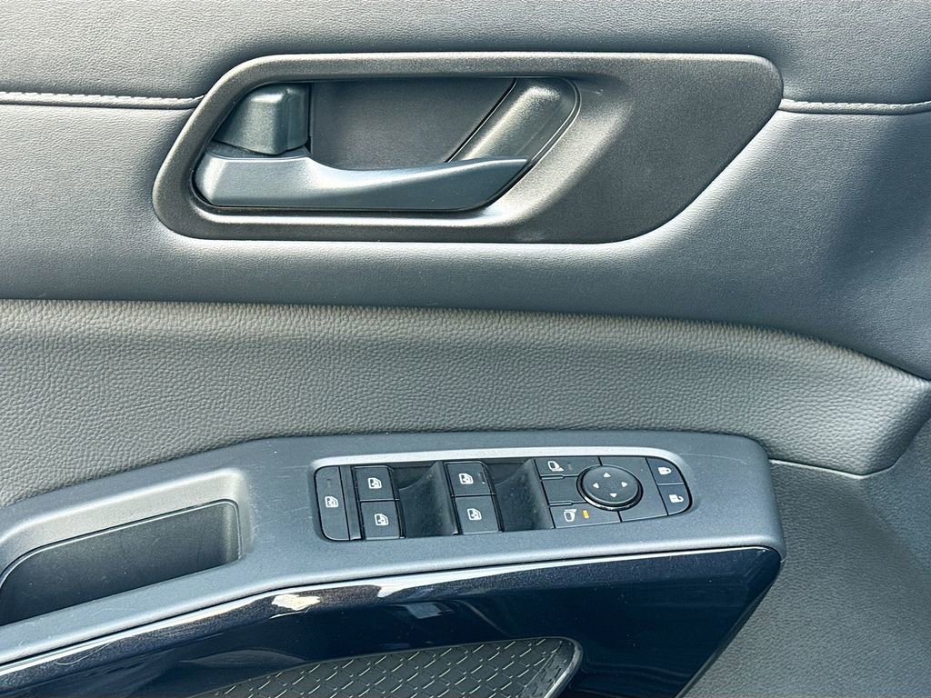 Used 2025 Nissan Pathfinder SV FWD image 21