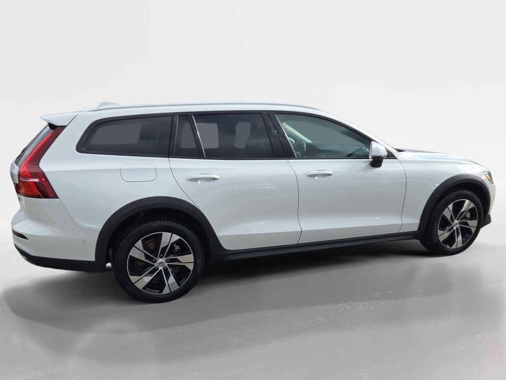 Certified 2024 Volvo V60 B5 Cross Country Plus image 2