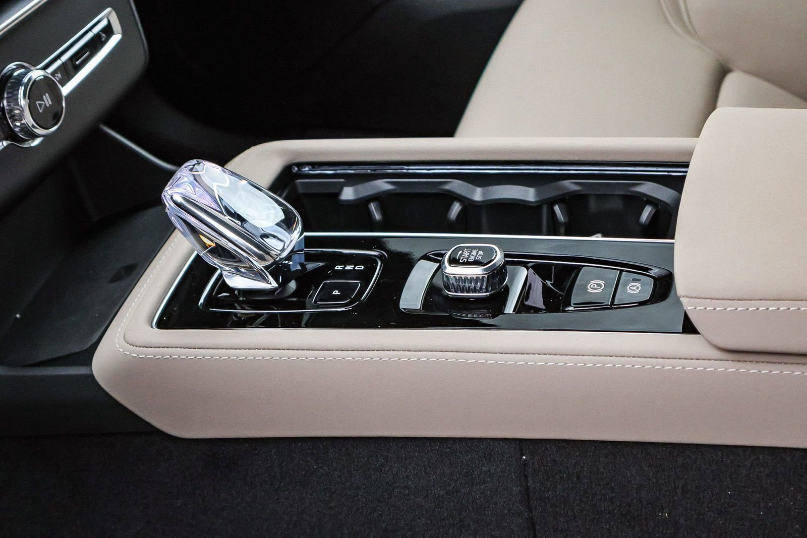 New 2026 Volvo XC90 B5 Plus w/ Protection Package image 27