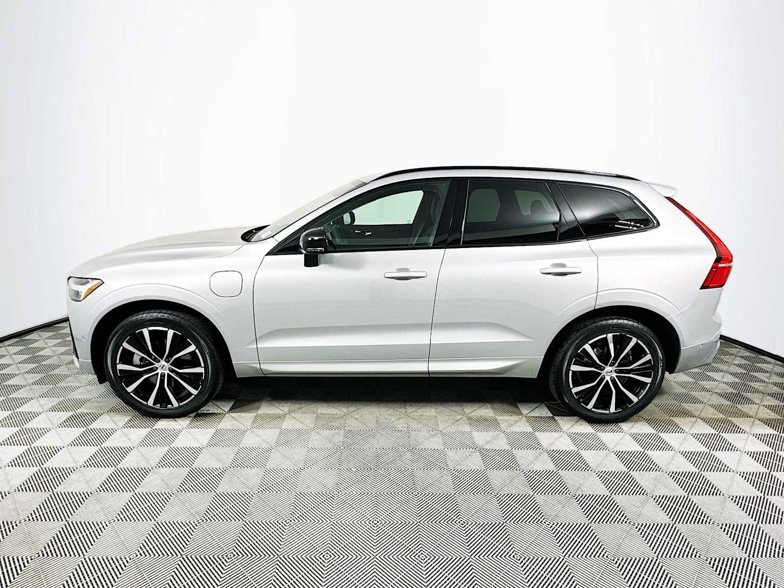 Used 2023 Volvo XC60 T8 Plus w/ Protection Package Premier AWD/4WD image 4