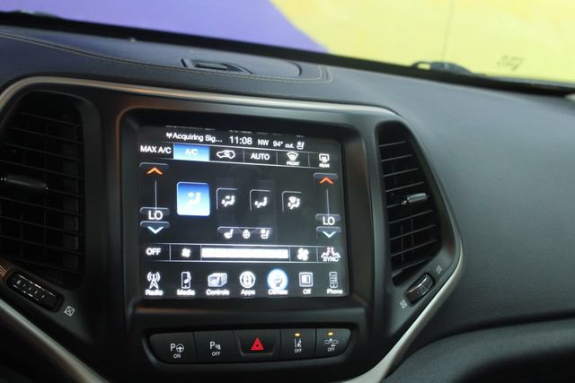 Used 2017 Jeep Cherokee Limited w/ Luxury Group AWD/4WD image 19
