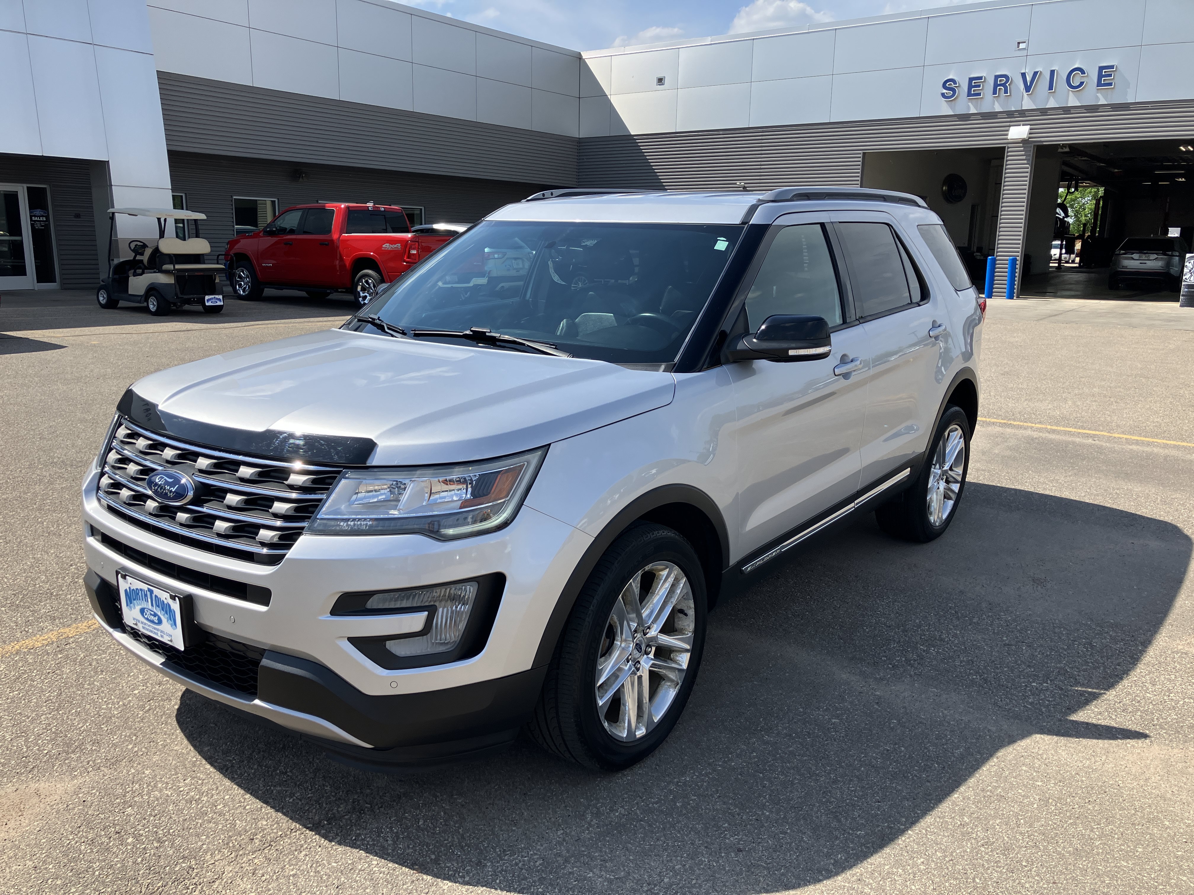 Used 2017 Ford Explorer XLT w/ Equipment Group 202A AWD/4WD image 2