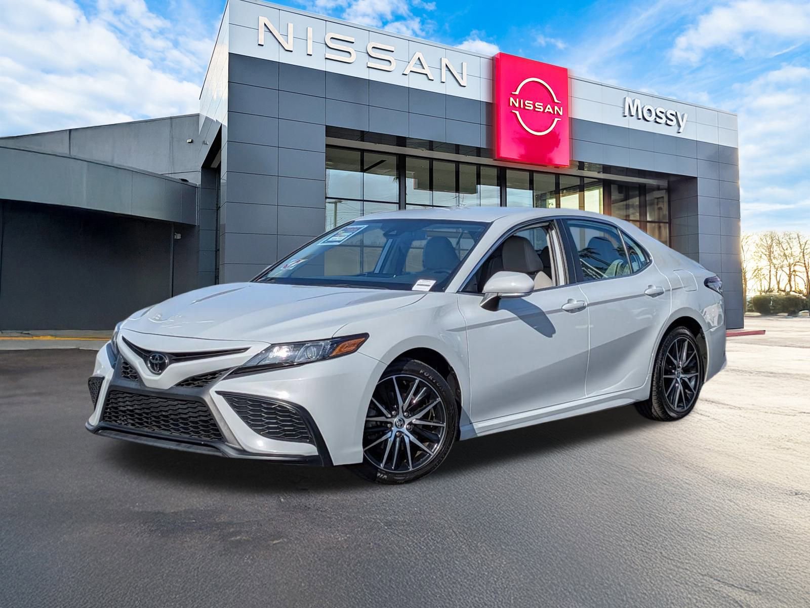 Used 2023 Toyota Camry SE image 1