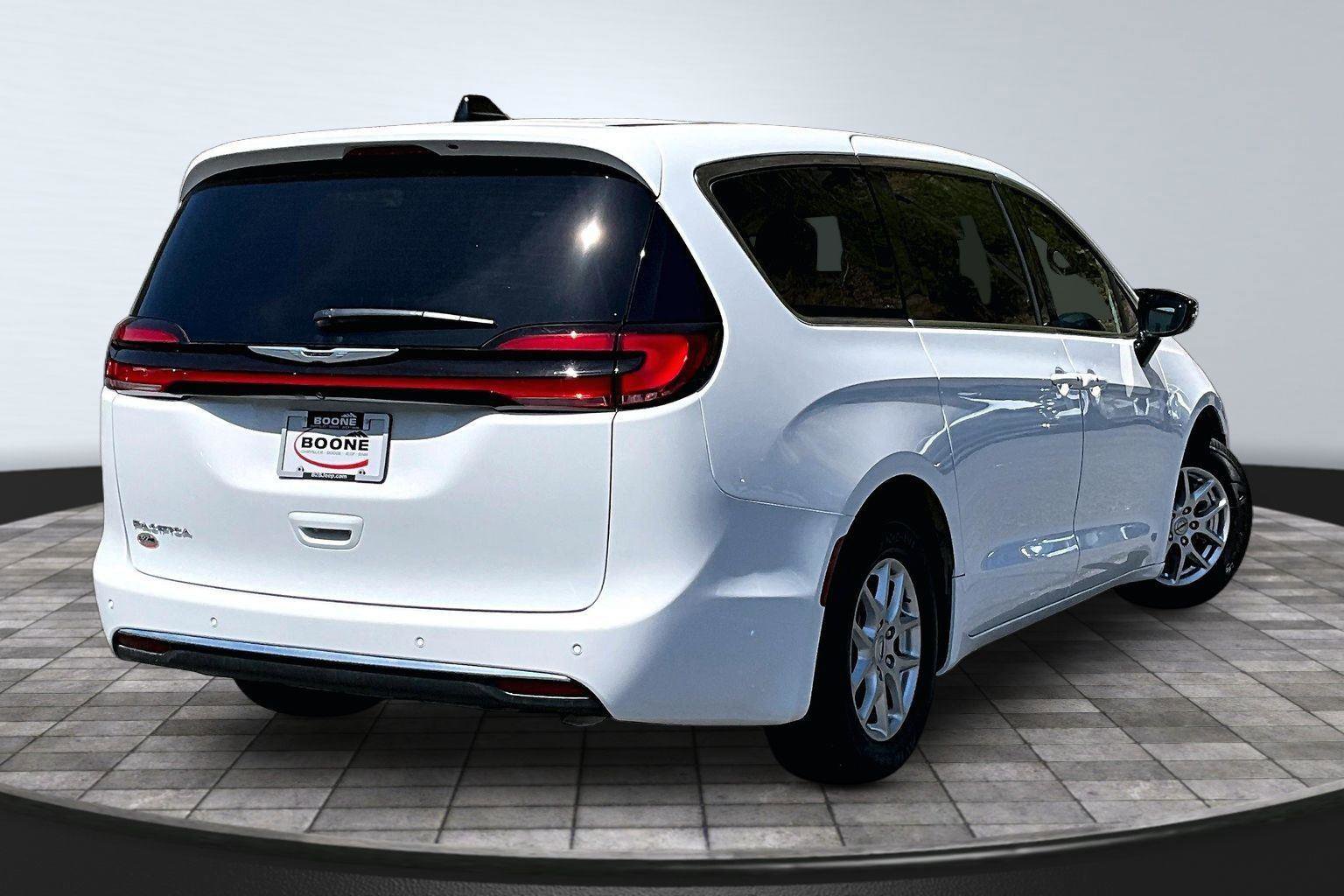 Used 2025 Chrysler Pacifica Select image 14