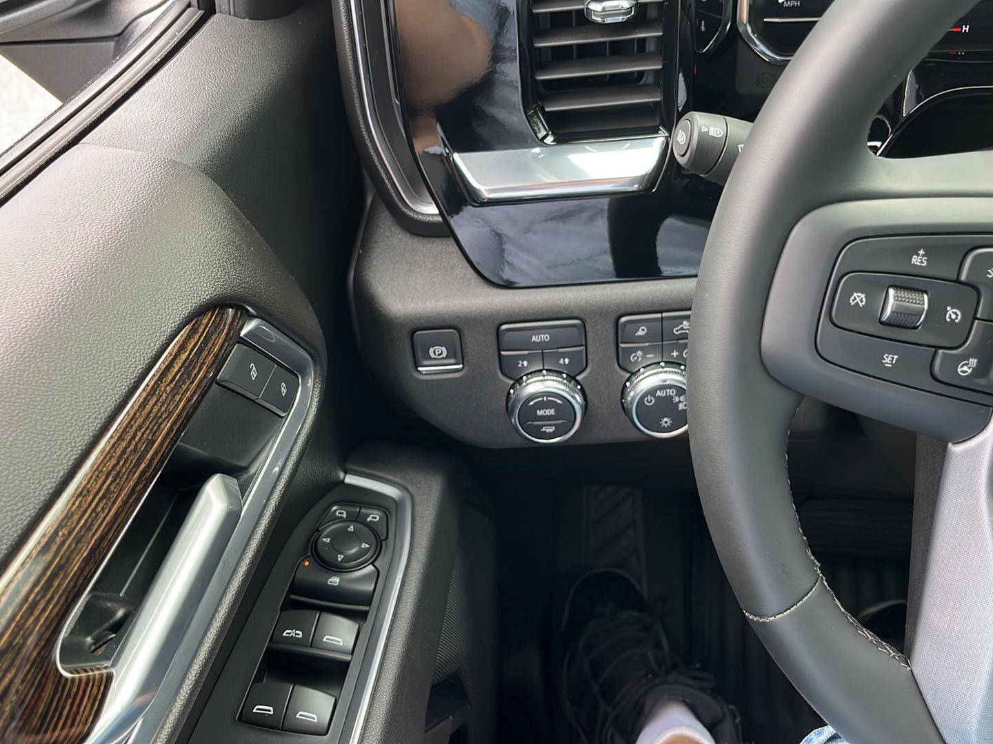New 2025 GMC Sierra 1500 SLE w/ Preferred Package image 14