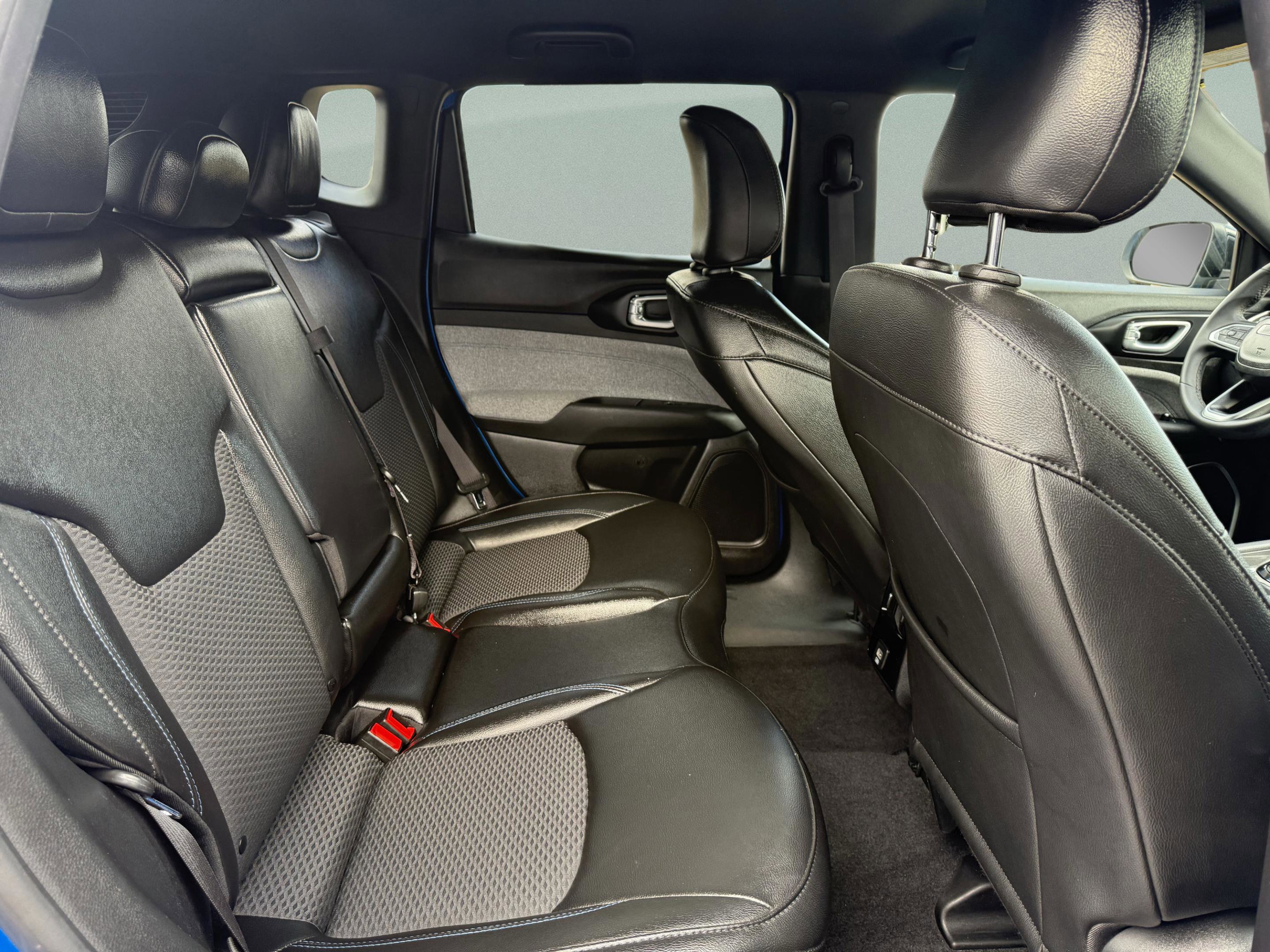 Used 2024 Jeep Compass Latitude image 33