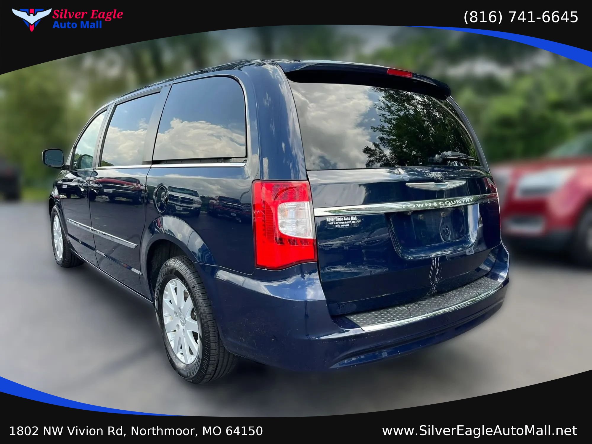 Used 2014 Chrysler Town & Country Touring FWD image 3