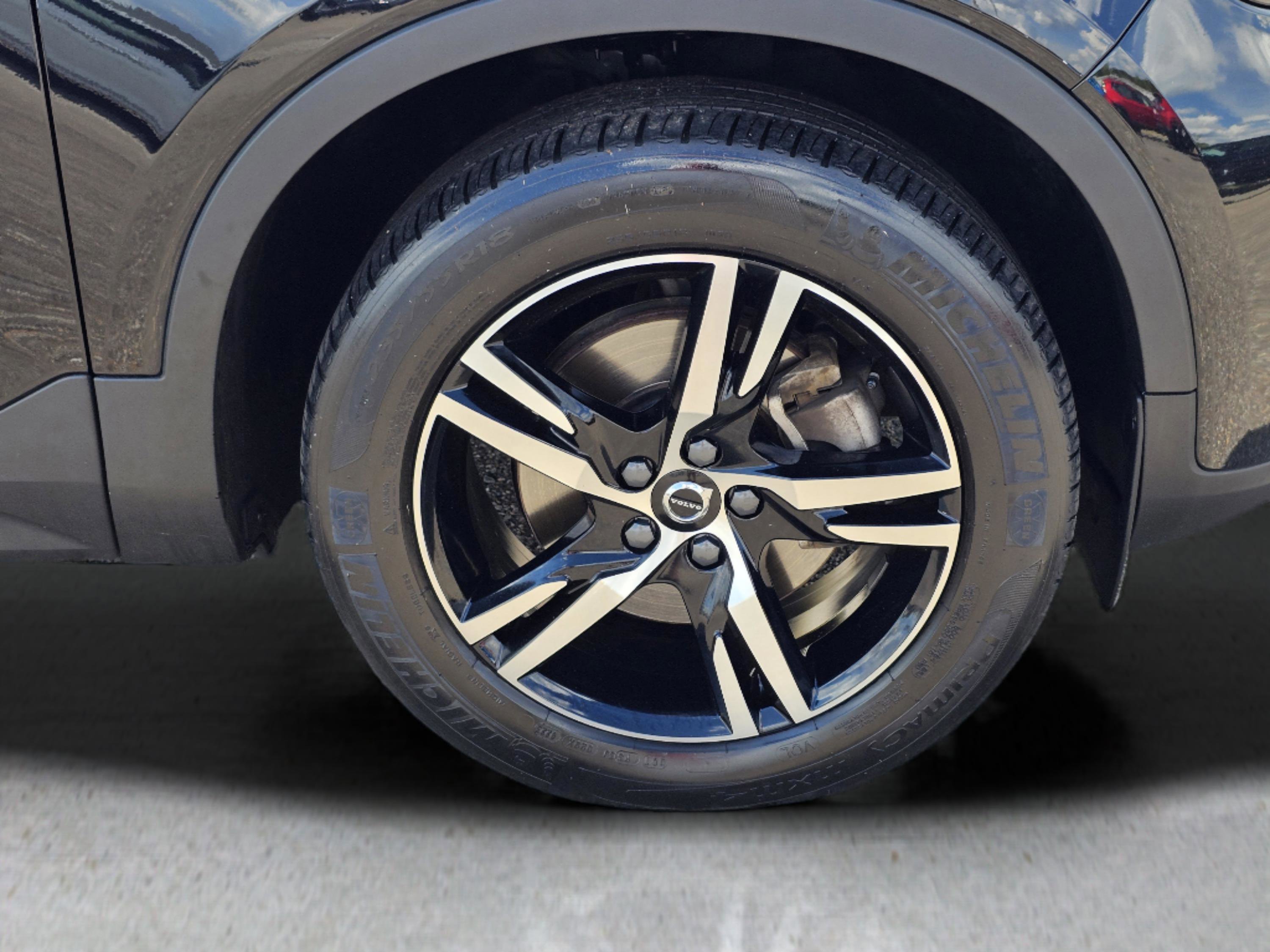 Used 2023 Volvo XC40 B5 Core image 6