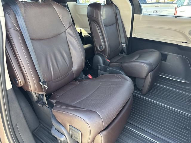 Used 2021 Toyota Sienna Platinum image 12