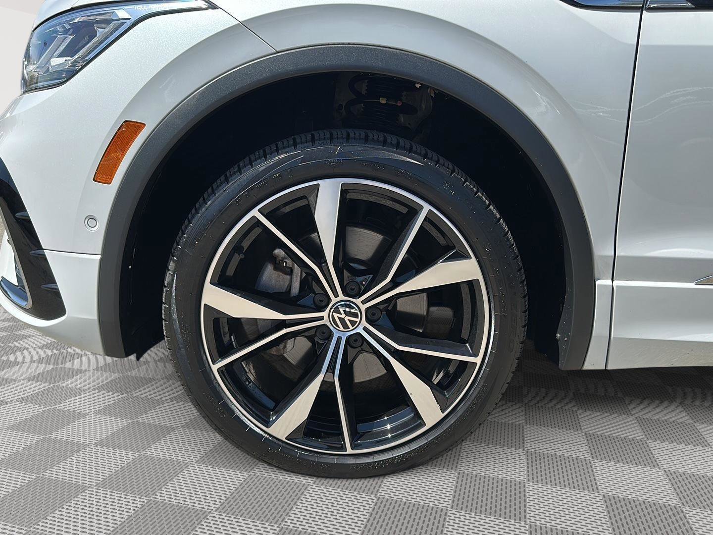 Used 2023 Volkswagen Tiguan SEL R-Line AWD/4WD image 9