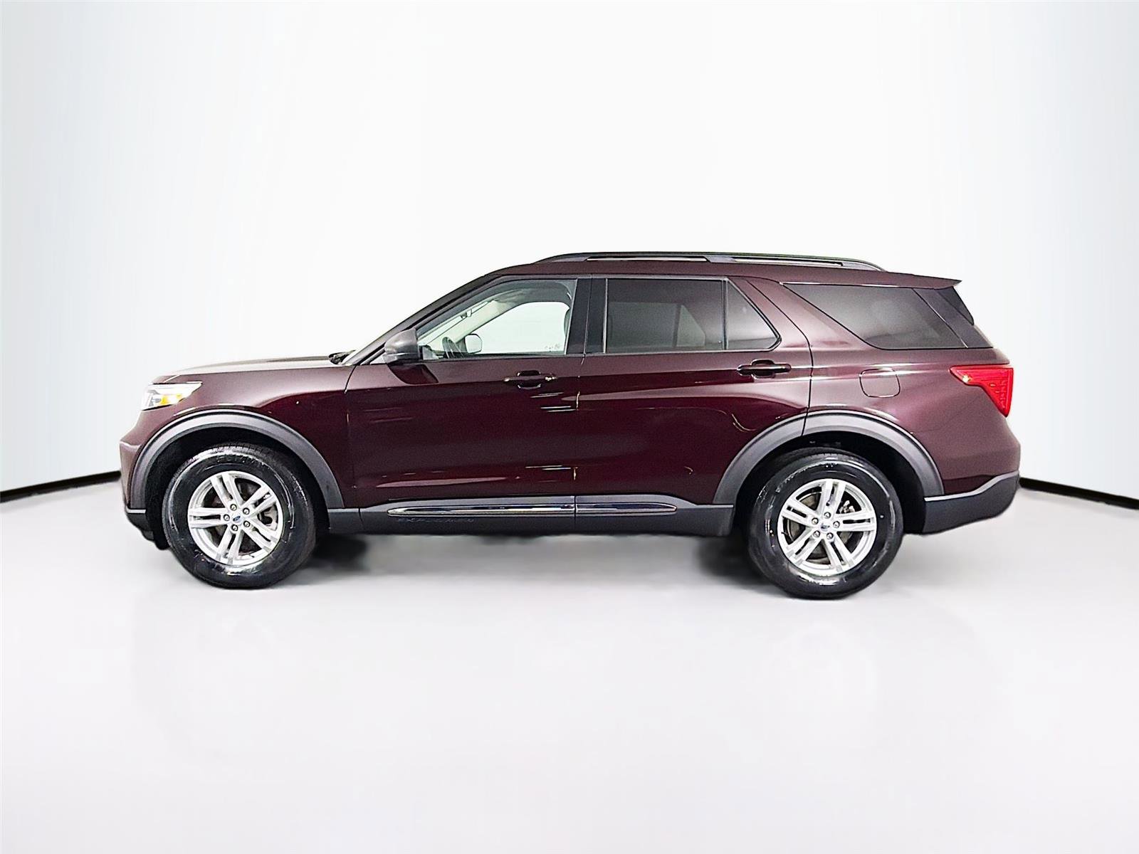 Used 2022 Ford Explorer XLT w/ Equipment Group 202A image 4