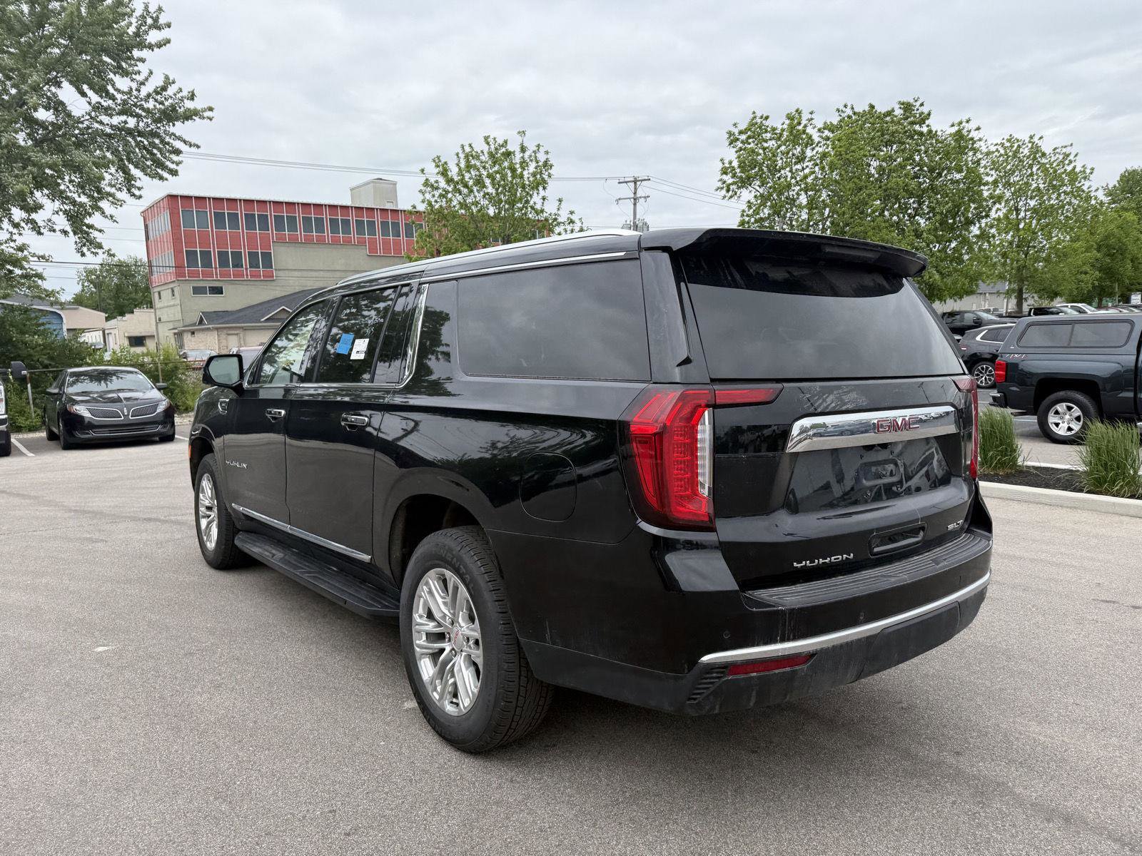 Used 2024 GMC Yukon XL SLT w/ SLT Luxury Package AWD/4WD image 5