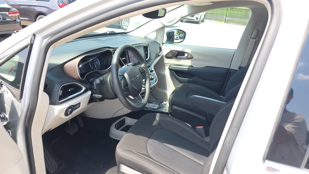 Used 2024 Chrysler Voyager LX FWD image 22