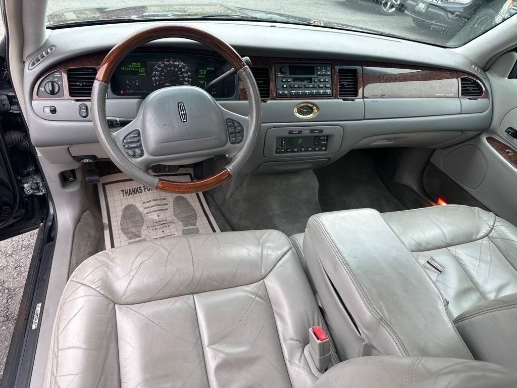 Used 2002 Lincoln Town Car Cartier RWD image 21