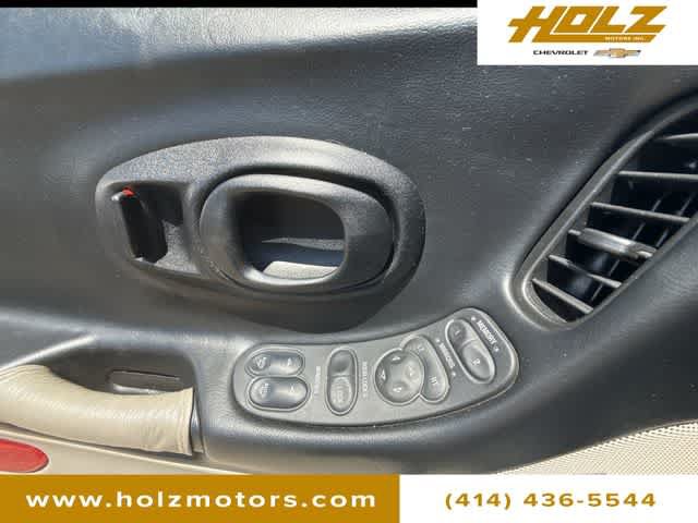 Used 2003 Chevrolet Corvette Coupe w/ Preferred Equipment Group RWD image 21