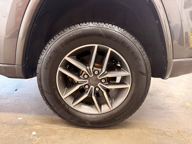 Used 2019 Jeep Grand Cherokee Overland AWD/4WD image 7