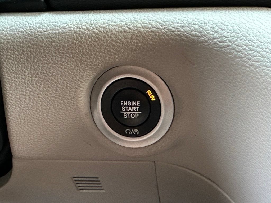 Used 2023 Chrysler Pacifica Limited FWD image 53