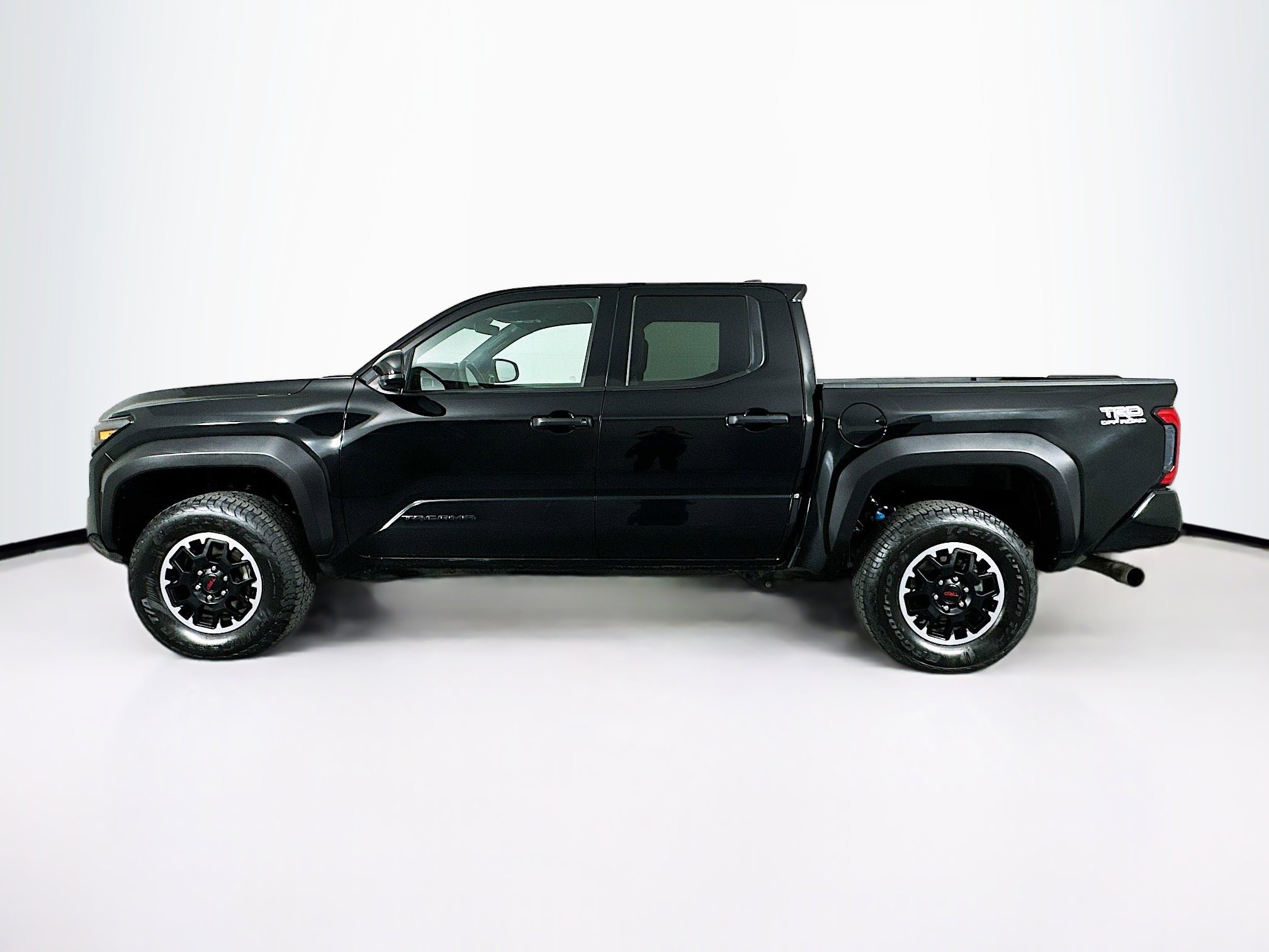 Used 2025 Toyota Tacoma TRD Off-Road AWD/4WD image 4