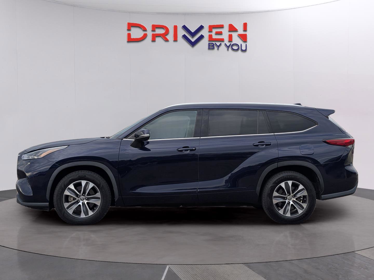 Used 2022 Toyota Highlander XLE FWD image 2