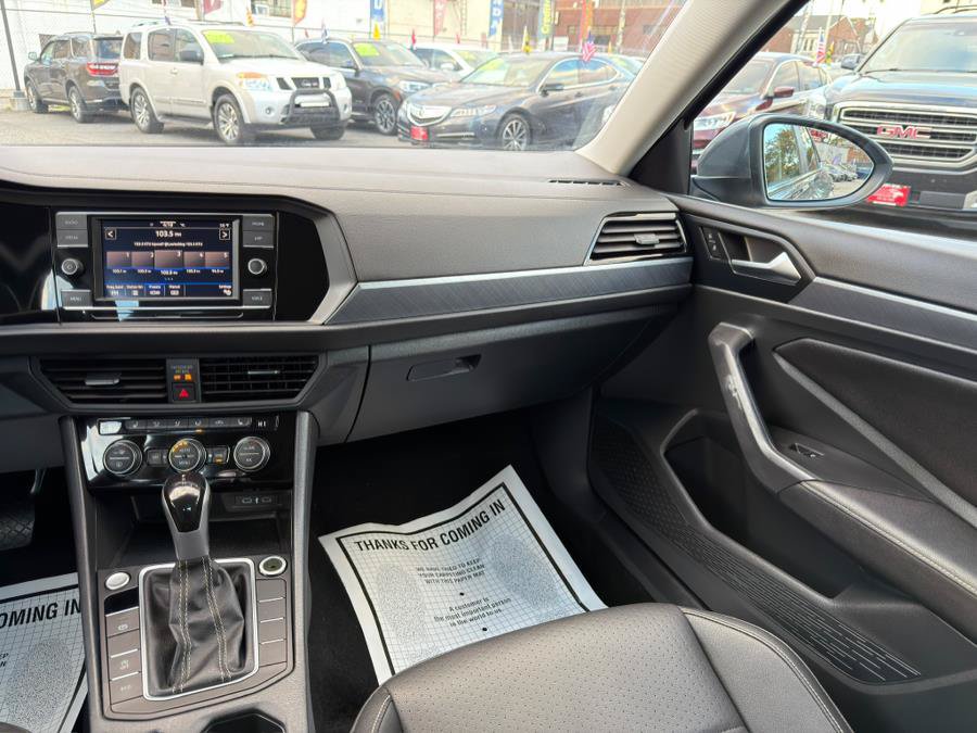 Used 2024 Volkswagen Jetta SE FWD image 19