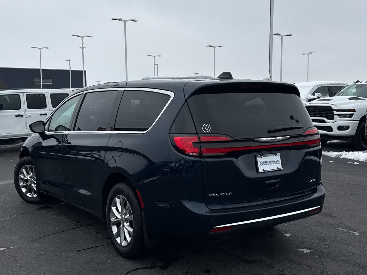 Used 2024 Chrysler Pacifica Touring-L image 5