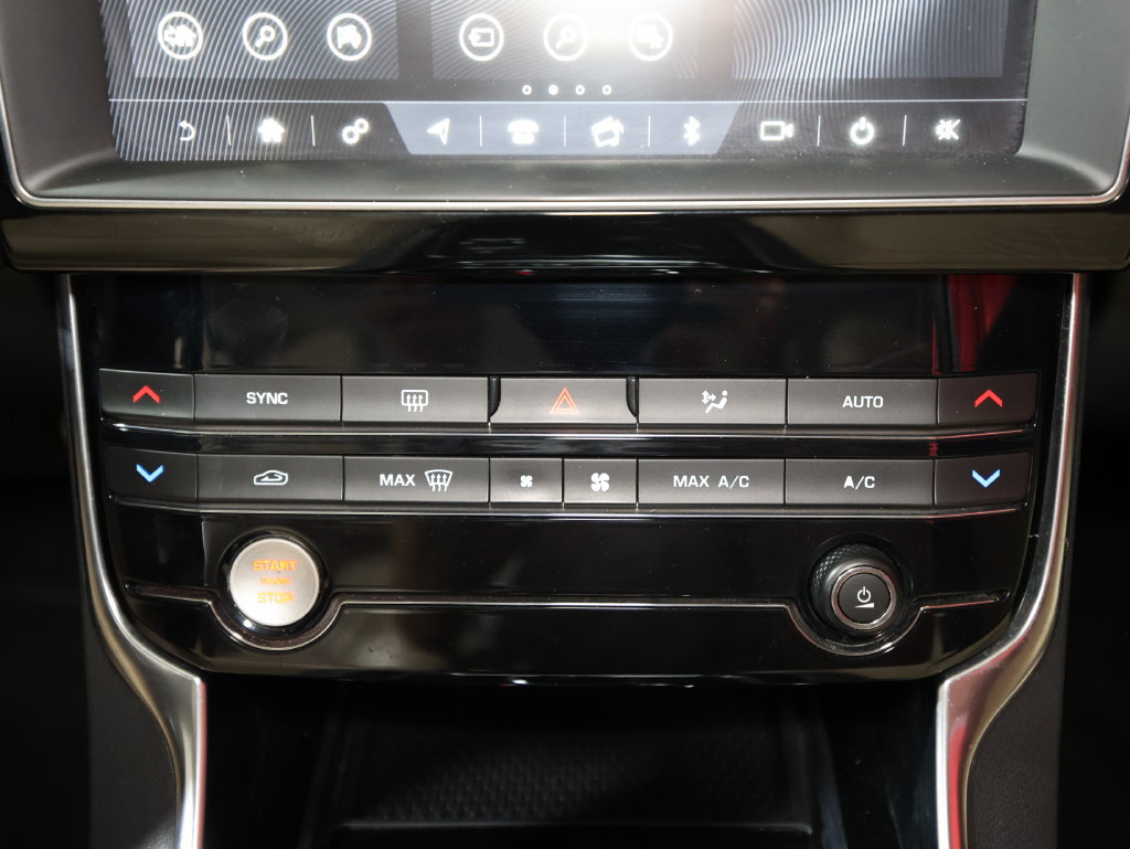Used 2019 Jaguar XE Premium RWD image 19