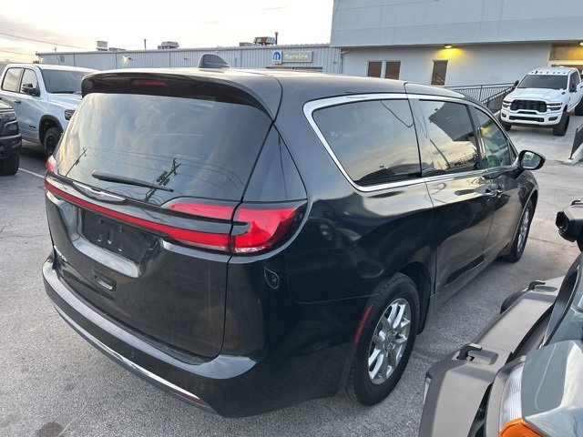 Used 2024 Chrysler Pacifica Touring-L image 4