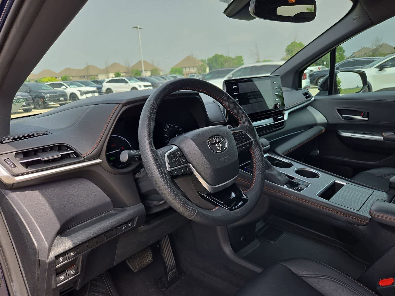 Used 2022 Toyota Sienna XSE FWD image 2