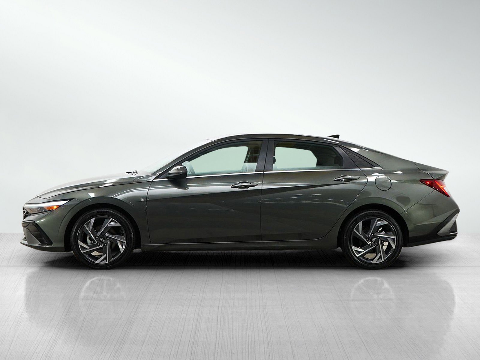 Used 2025 Hyundai Elantra SEL FWD image 2