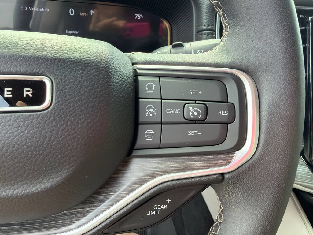 Used 2024 Jeep Wagoneer L Series II w/ Flexible Seating Group AWD/4WD image 31