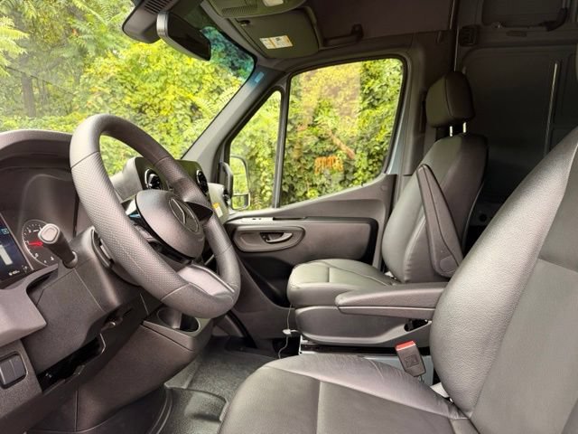 Used 2025 Mercedes-Benz Sprinter 2500 image 11