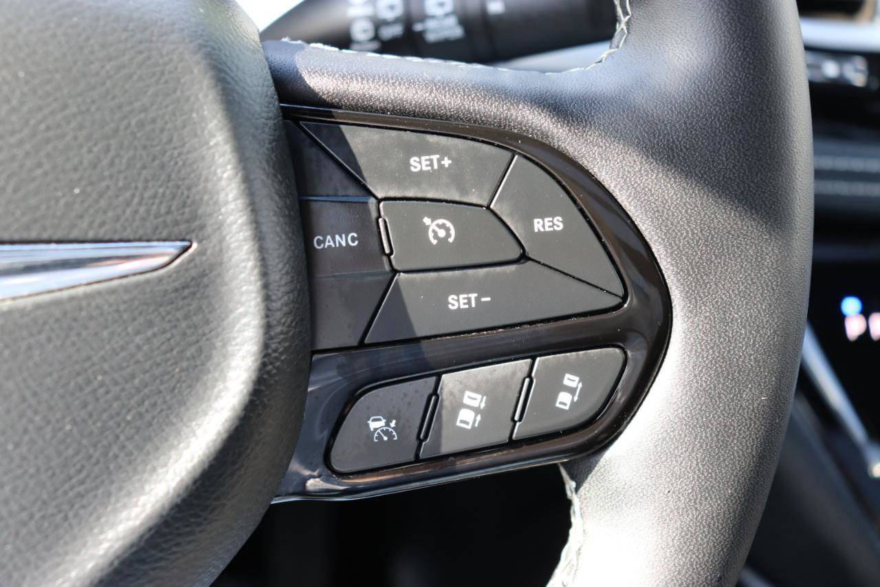 Used 2025 Chrysler Pacifica Limited FWD image 39