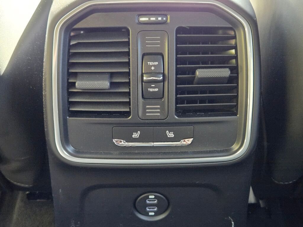 Certified 2025 Porsche Macan image 33