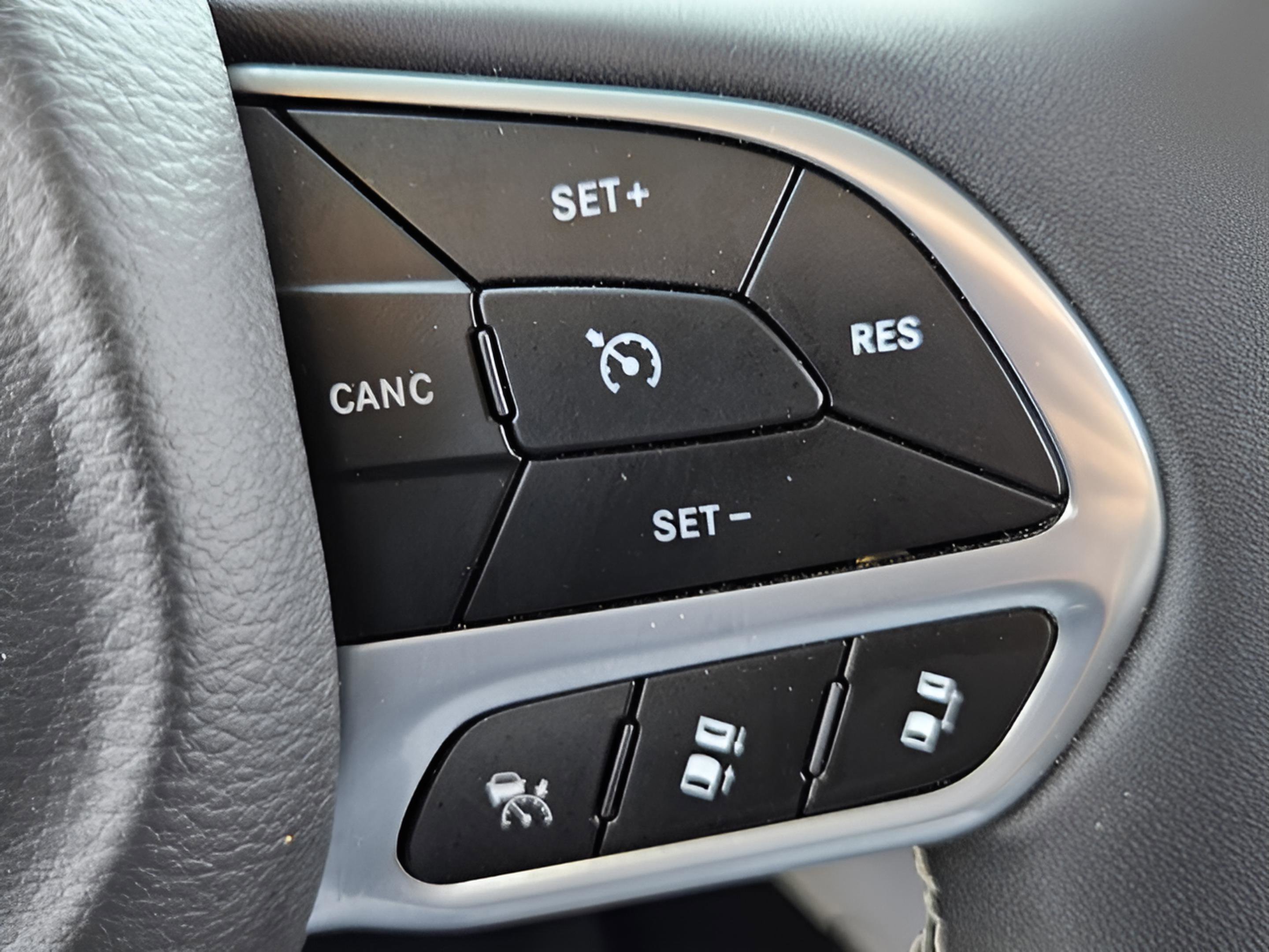 Used 2023 Chrysler Pacifica Touring-L image 18