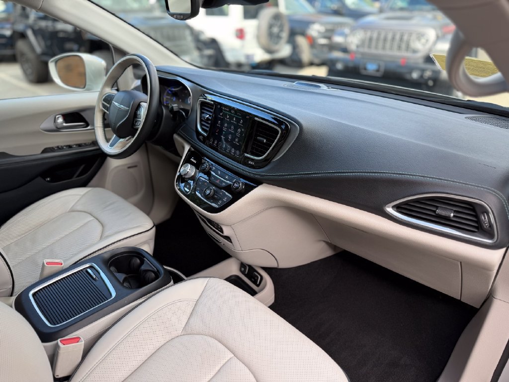 Used 2019 Chrysler Pacifica Limited w/ Advanced Safetytec Group FWD image 13